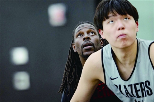 杨瀚森在NBA首秀中表现挣扎 图据波特兰开拓者官微